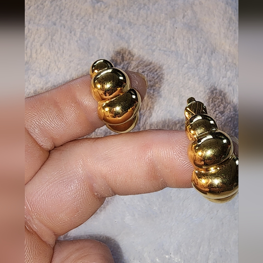 Vintage Trifari Gold-Tone Chunky Hoop Earrings – Bold Sculptural Design